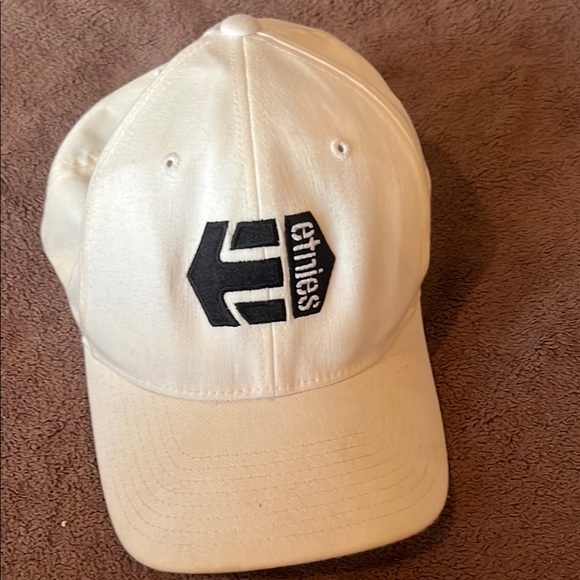 Vintage y2k Etnies White Cap with Black Logo - Picture 1 of 4